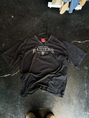 NFL Team Apparel Oakland Raiders NFL AFC Embroidered V-Neck Shirt Size 2XL